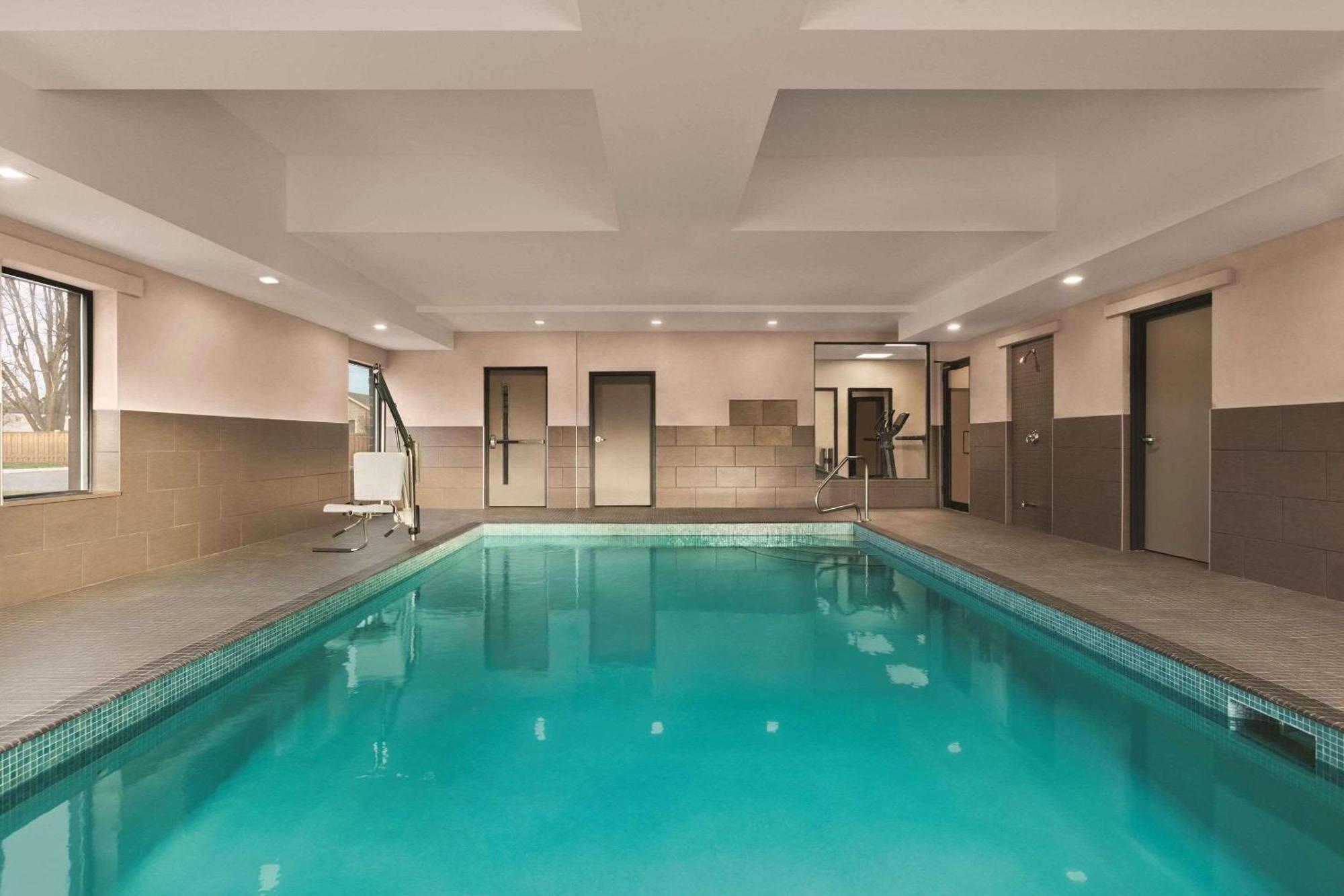 Country Inn & Suites By Radisson, Belleville, On Экстерьер фото