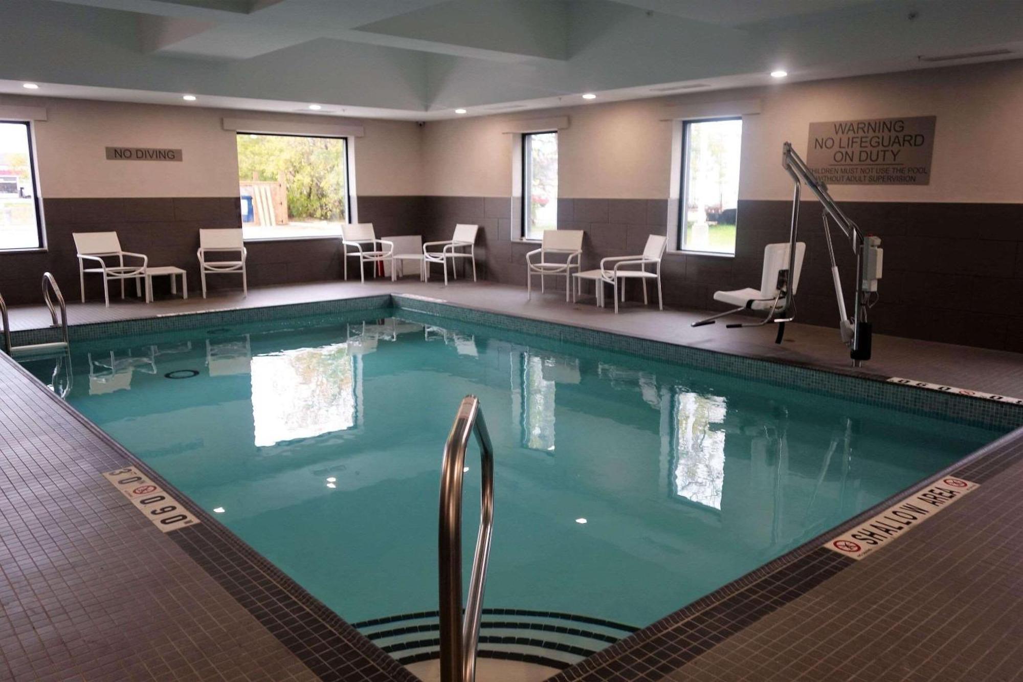Country Inn & Suites By Radisson, Belleville, On Экстерьер фото