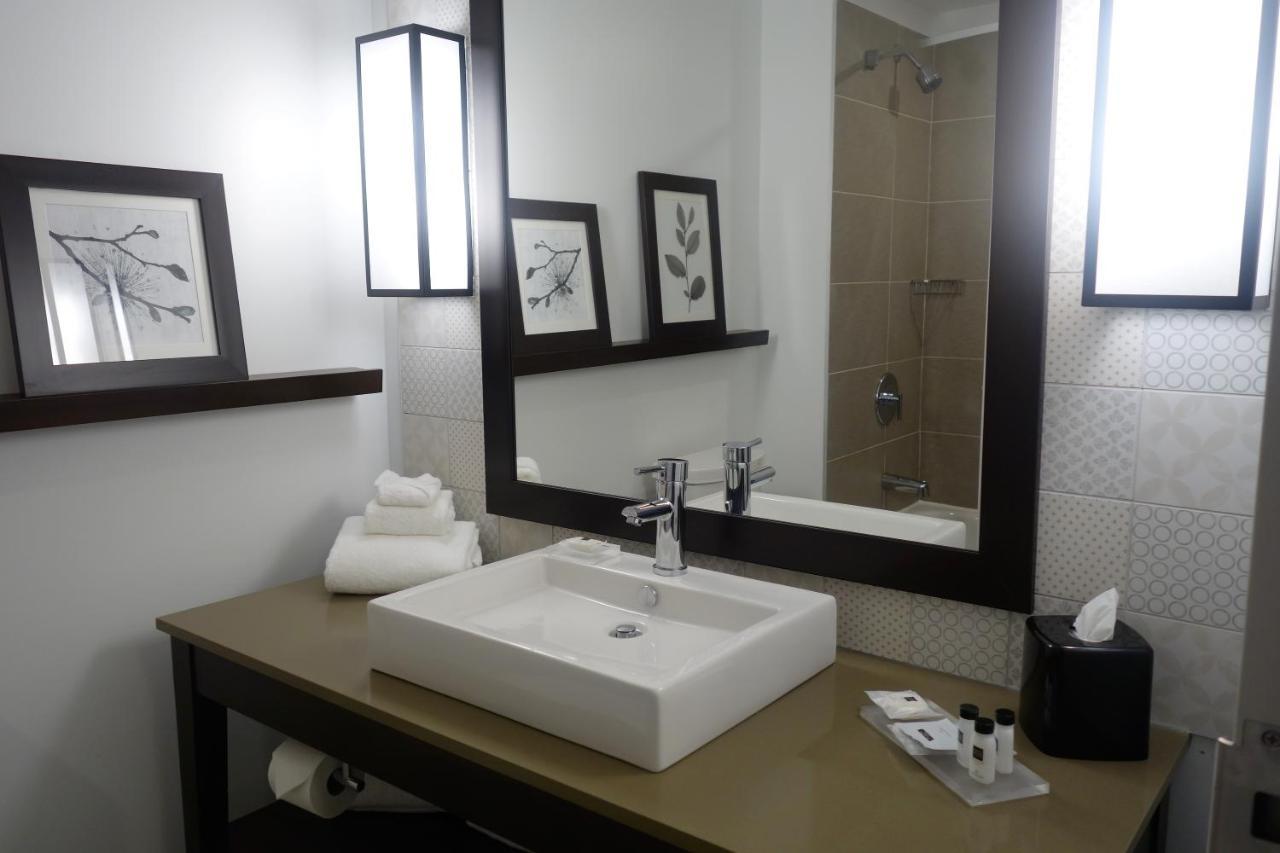 Country Inn & Suites By Radisson, Belleville, On Экстерьер фото