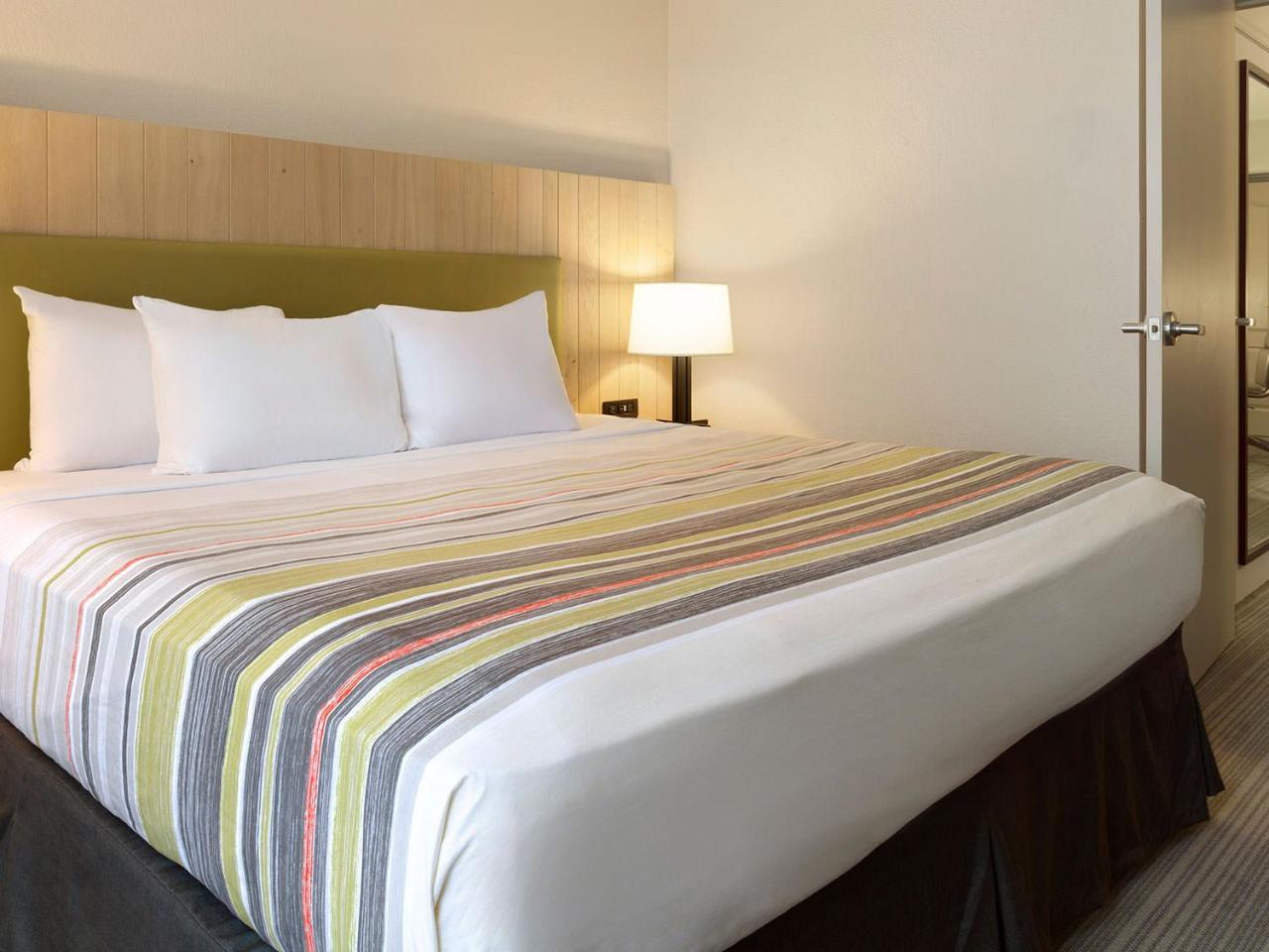 Country Inn & Suites By Radisson, Belleville, On Экстерьер фото
